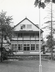 95331 Gezicht op de voorgevel van het Kinderhuis (Duinweg 35) te Bosch en Duin (gemeente Zeist).